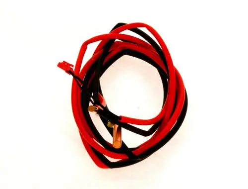Kabel mit roten und schwarzen Isolierungen, teilweise blanke Enden sichtbar. Möglicherweise für elektrische Anschlüsse oder Sensoren geeignet, möglicherweise von Bosch.